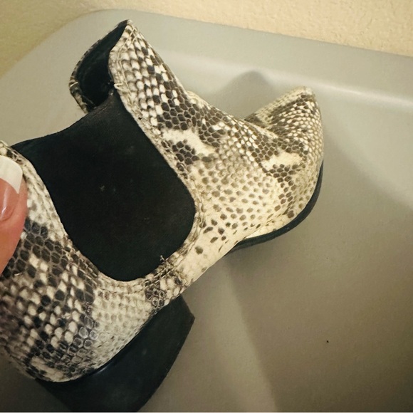 Blondo Emelia Snake Print Waterproof Ankle Chelsea Boots Size 7 - Picture 4 of 8